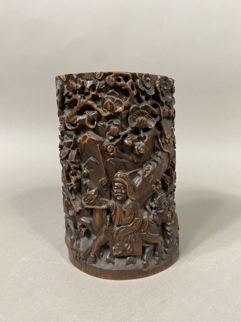 Chine - Pot à pinceau en bambou sculpté à décor de personnages dans un paysage…