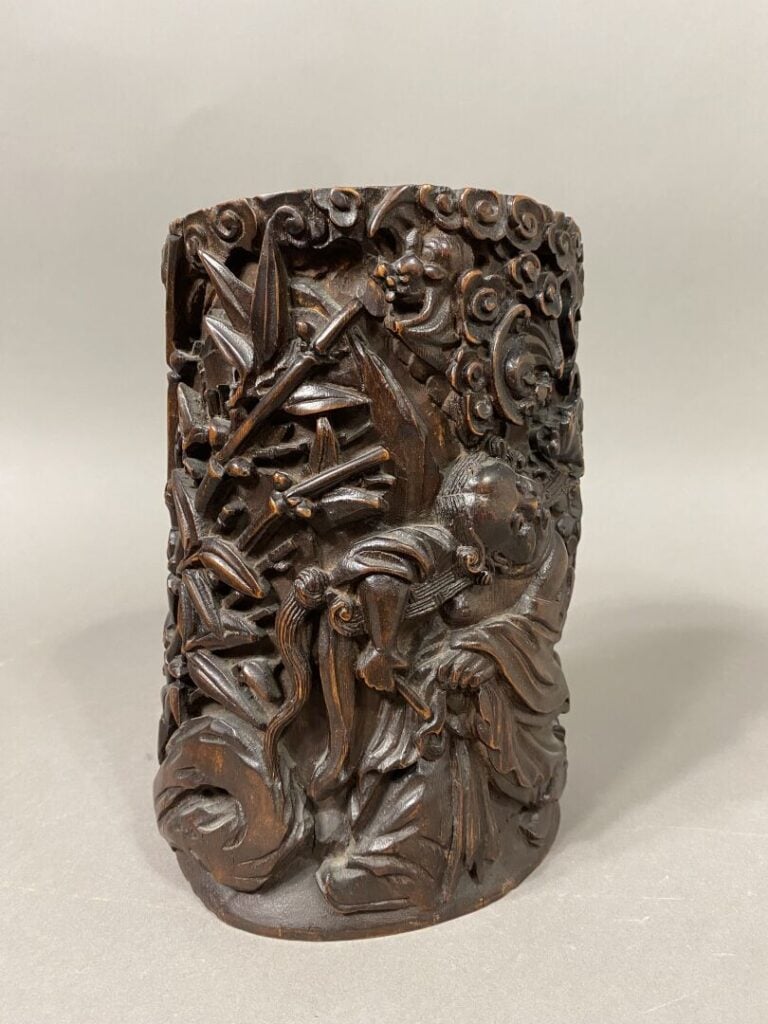 Chine - Pot à pinceau en bambou sculpté à décor de personnages parmi les bambou…
