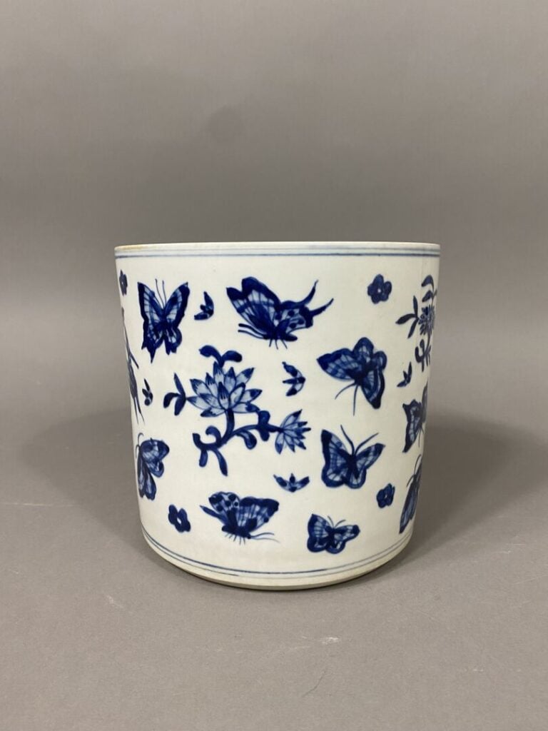 Chine - Pot à pinceau en porcelaine émaillée à décor bleu de fleurs et papillon…