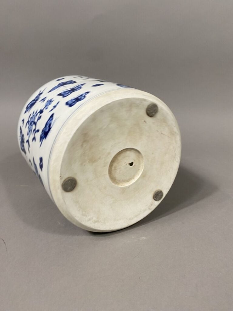 Chine - Pot à pinceau en porcelaine émaillée à décor bleu de fleurs et papillon…