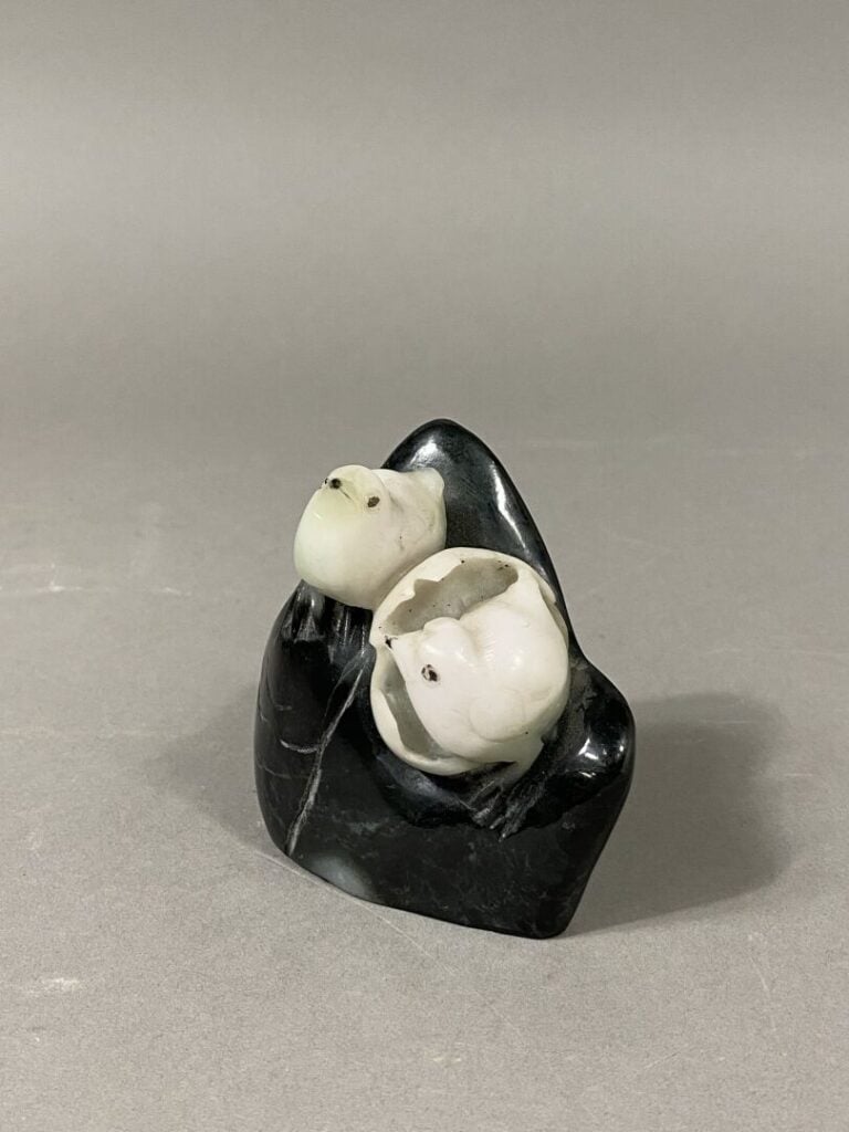 Chine - Sujet en jade représentant des poussins sur un rocher - H: 8 cm
