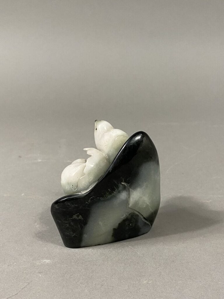 Chine - Sujet en jade représentant des poussins sur un rocher - H: 8 cm