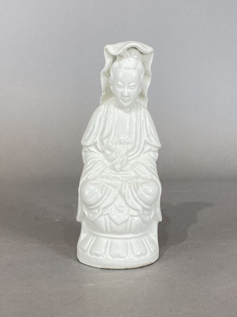 Chine - Sujet en porcelaine dit Blanc de chine représentant une guanyin sur une…