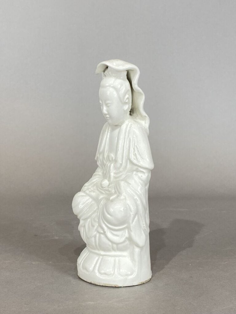 Chine - Sujet en porcelaine dit Blanc de chine représentant une guanyin sur une…