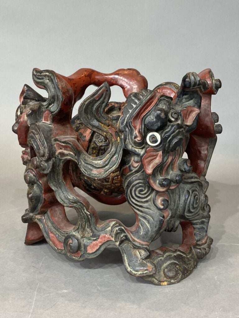 Chine - Support en bois sculpté laqué rouge et doré représentant des chiens de…