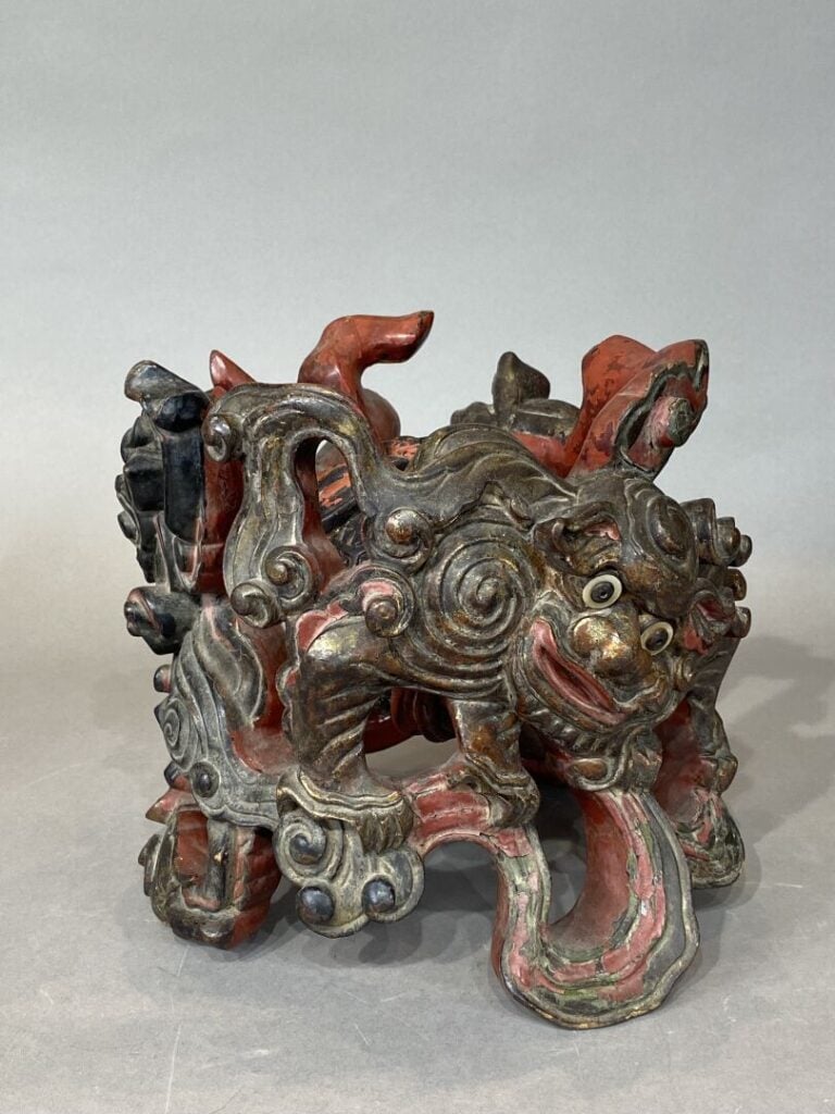 Chine - Support en bois sculpté laqué rouge et doré représentant des chiens de…