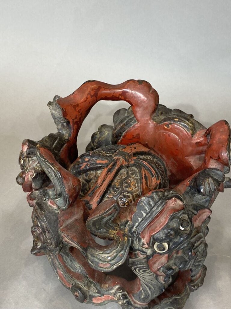 Chine - Support en bois sculpté laqué rouge et doré représentant des chiens de…