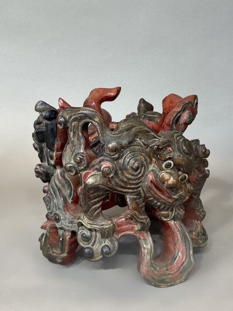 Chine - Support en bois sculpté laqué rouge et doré représentant des chiens de…
