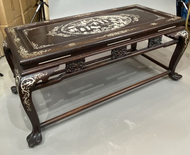 Chine - Table basse de forme rectangulaire en bois et inscrustation d'os à déco…
