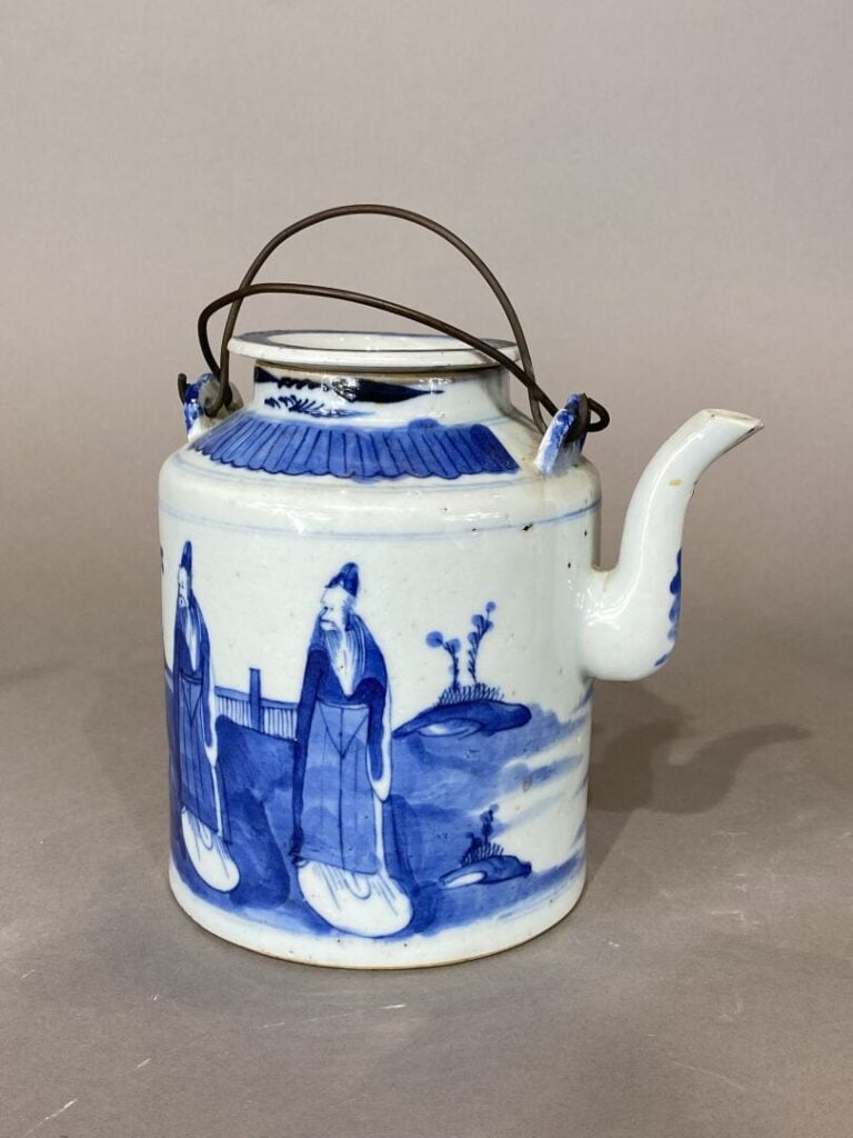 Chine - Théière en céramique bleu blanc à décor de sages dans un jardin - H: 17…