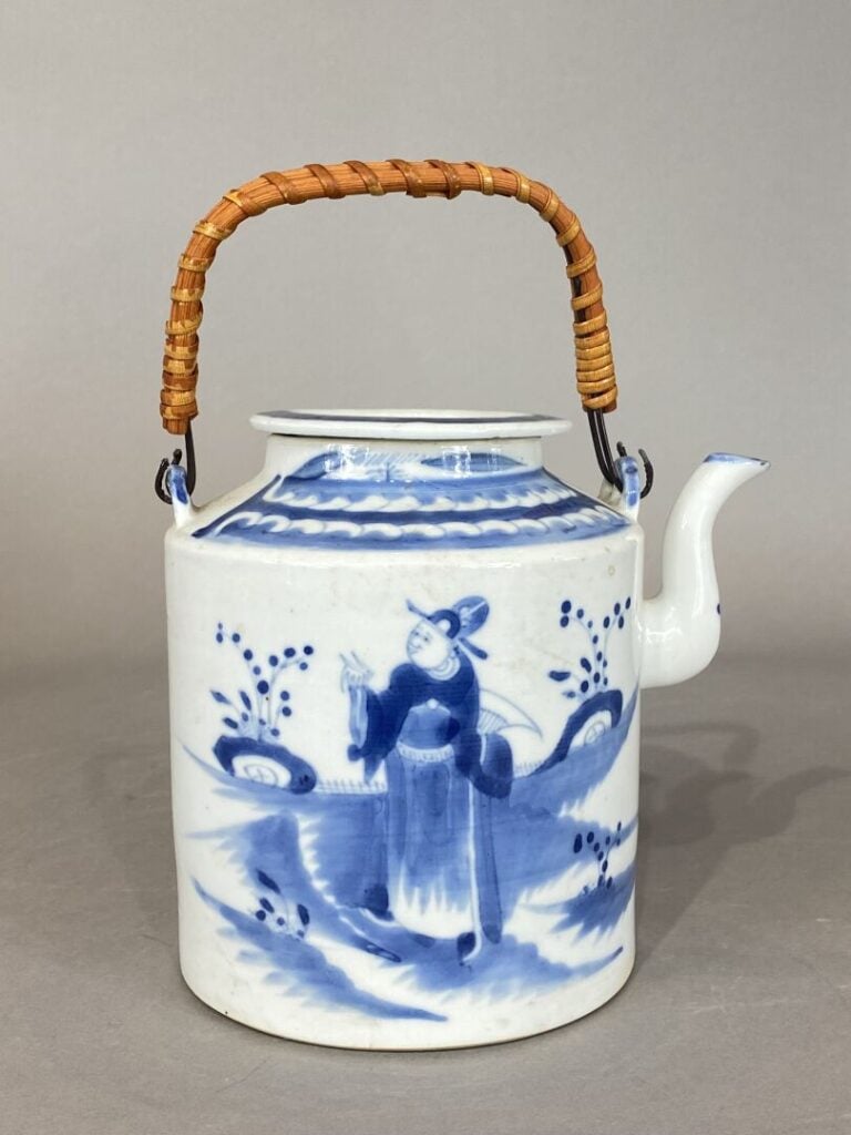 Chine - Théière en porcelaine à décor bleu blanc d'un lettré dans un paysage -…
