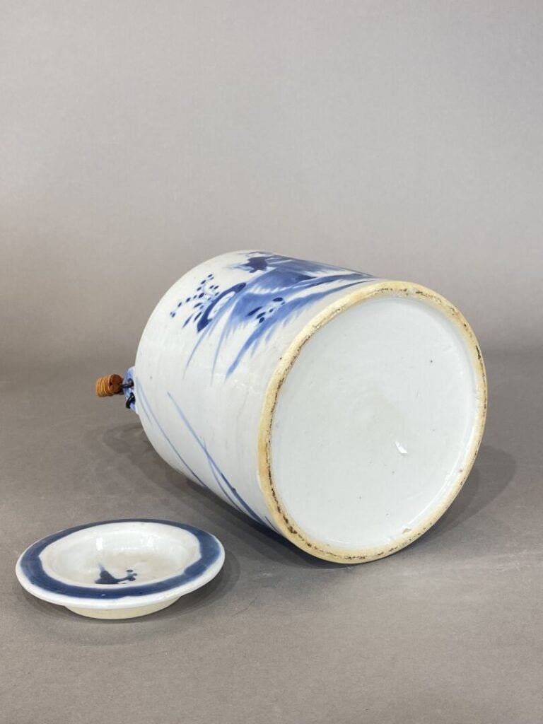 Chine - Théière en porcelaine à décor bleu blanc d'un lettré dans un paysage -…