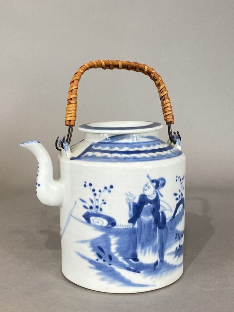 Chine - Théière en porcelaine à décor bleu blanc d'un lettré dans un paysage -…