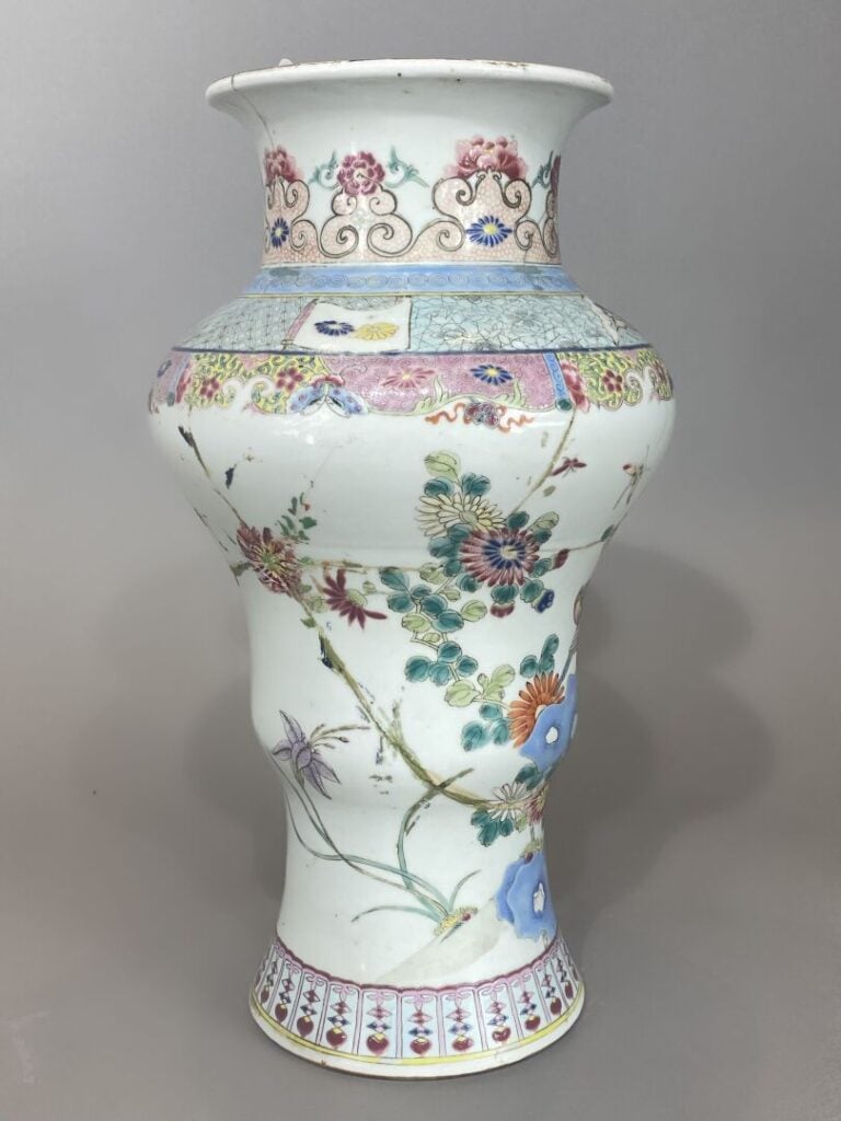 Chine - Vase à panse étroite et épaulement élargie en porcelaine émaillée dans…