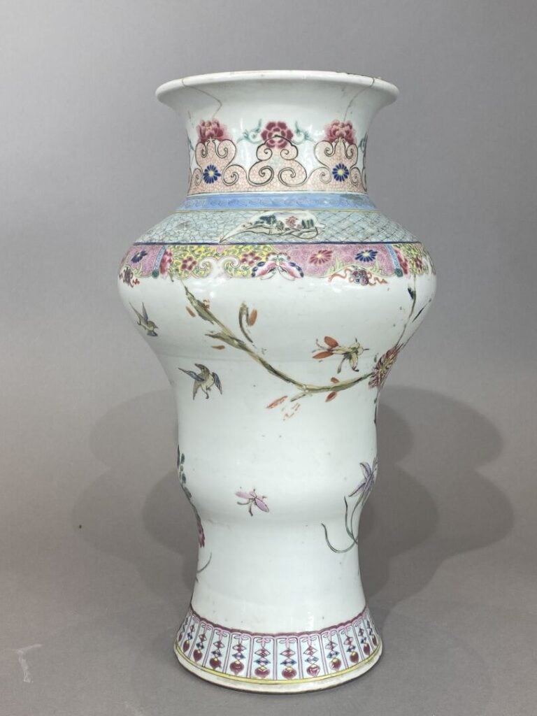 Chine - Vase à panse étroite et épaulement élargie en porcelaine émaillée dans…