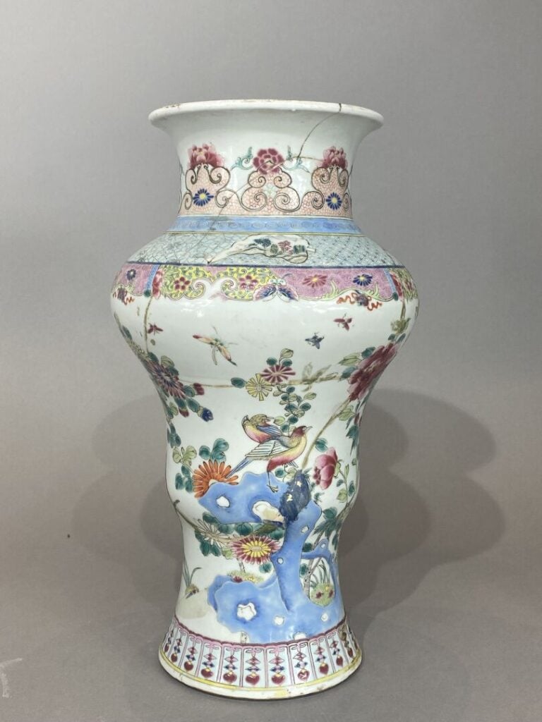 Chine - Vase à panse étroite et épaulement élargie en porcelaine émaillée dans…