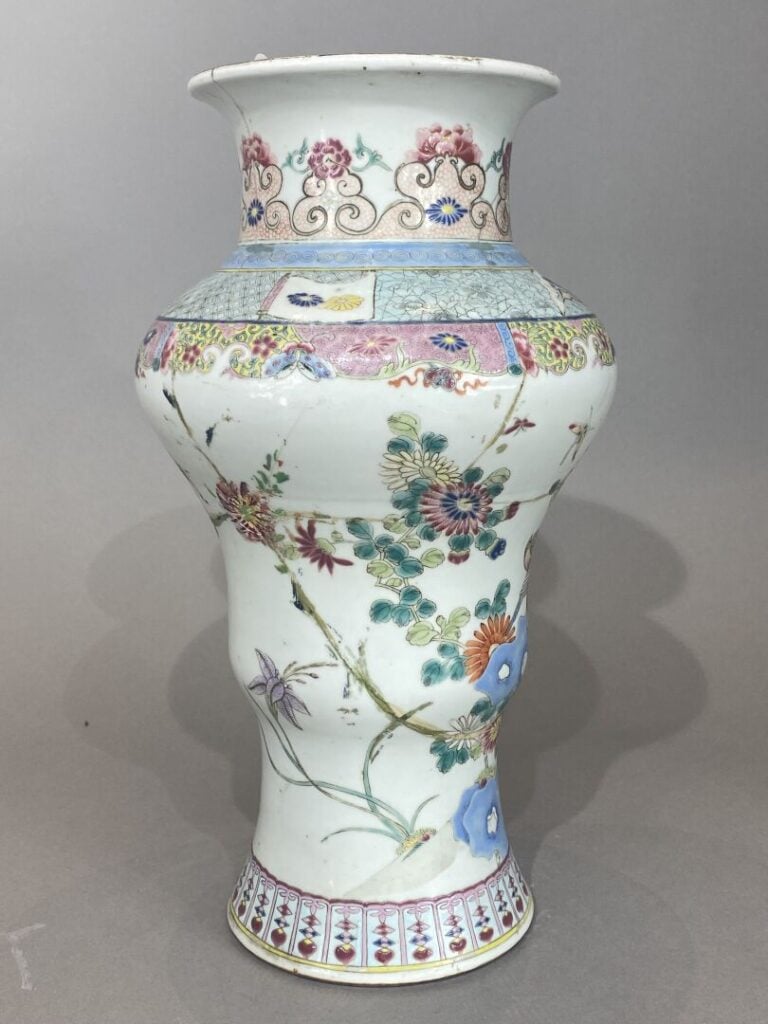 Chine - Vase à panse étroite et épaulement élargie en porcelaine émaillée dans…