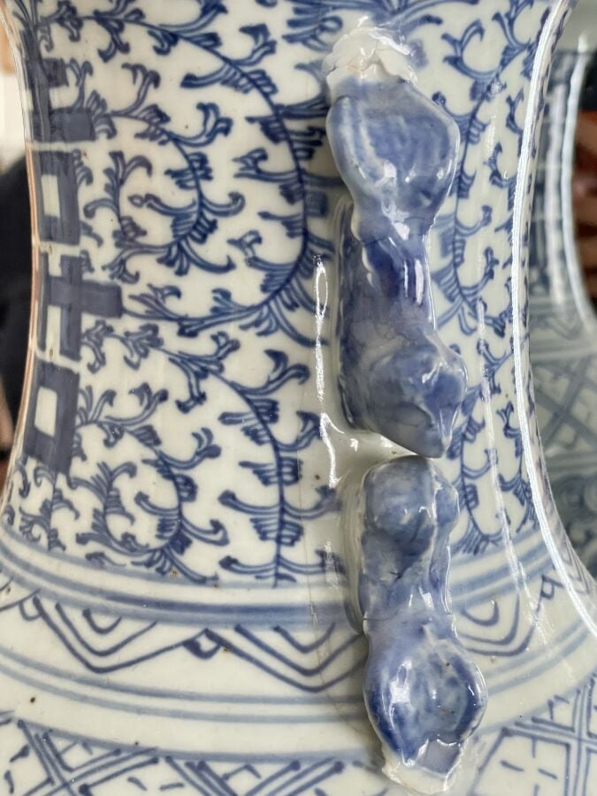 CHINE. Vase balustre à décor bleu sur fond céladon, décor calligraphié et flora…