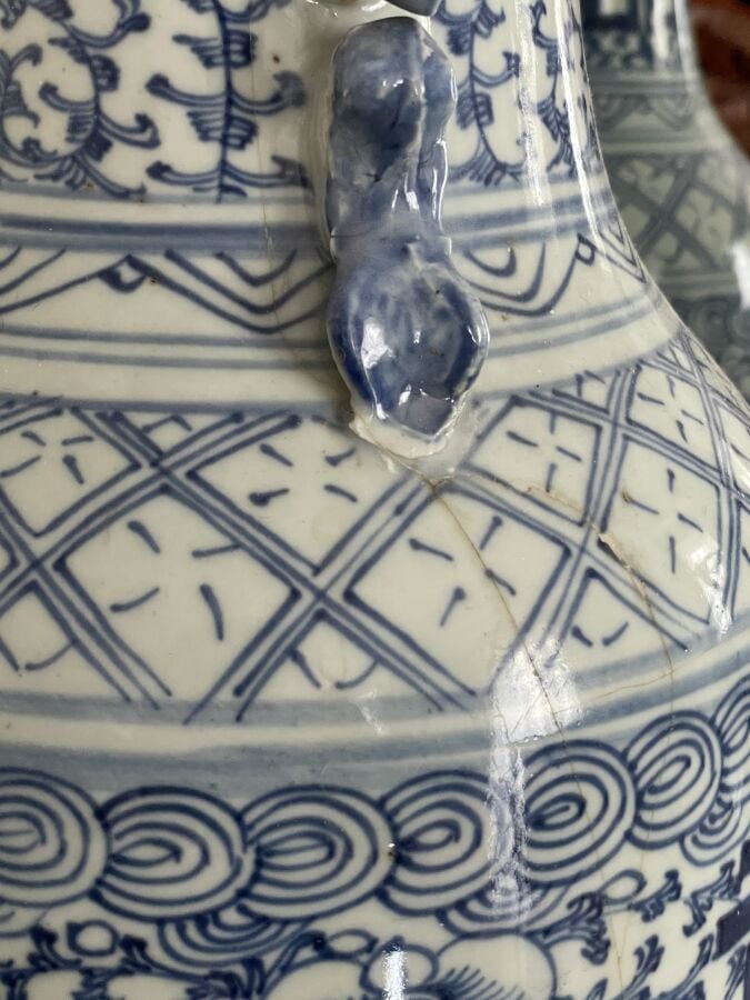 CHINE. Vase balustre à décor bleu sur fond céladon, décor calligraphié et flora…
