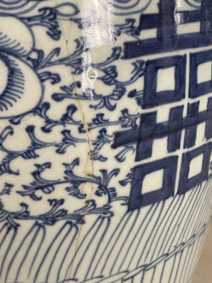 CHINE. Vase balustre à décor bleu sur fond céladon, décor calligraphié et flora…