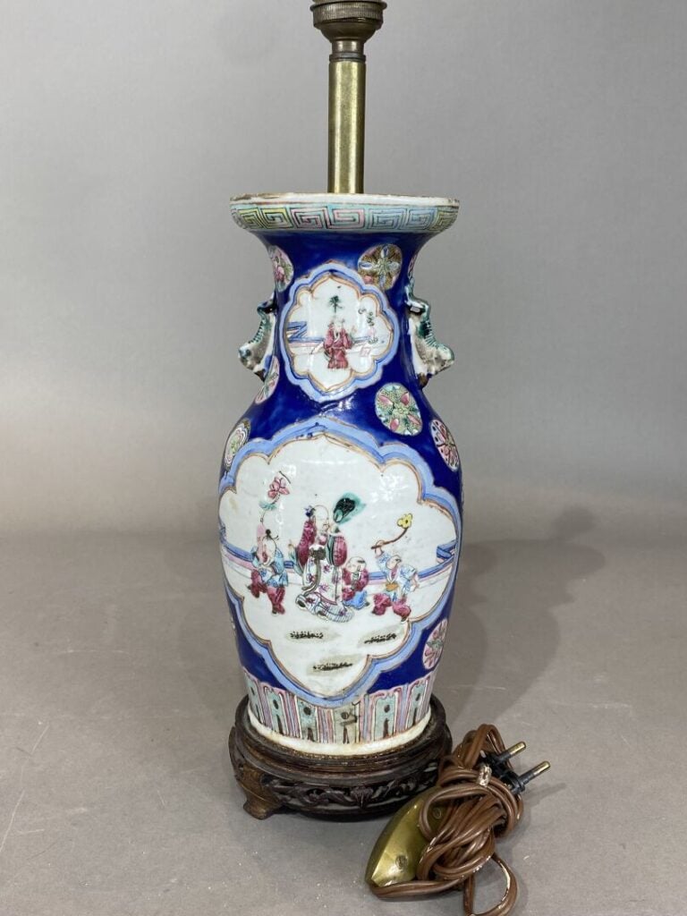 Chine - Vase balustre en céramique émaillée à décor d'enfants et vieillards jou…