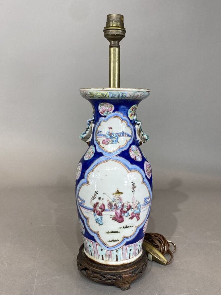 Chine - Vase balustre en céramique émaillée à décor d'enfants et vieillards jou…