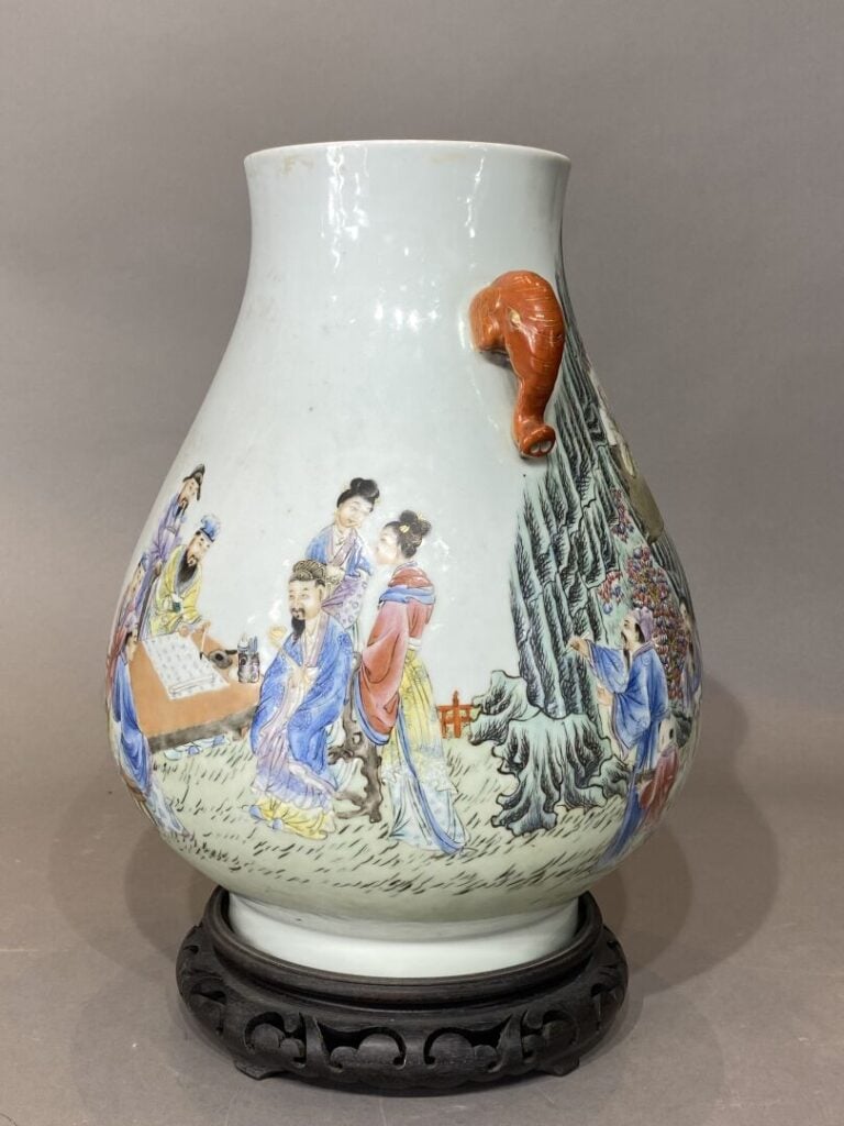 Chine - Vase balustre en céramique émaillée dans le style de la famille rose à…