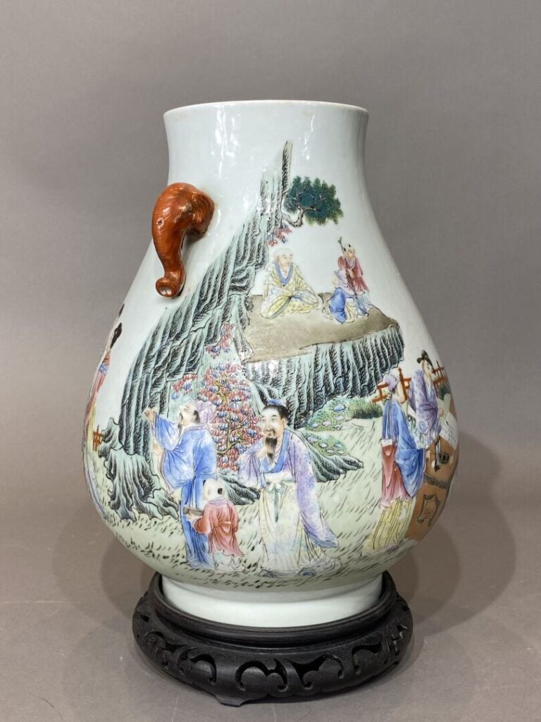 Chine - Vase balustre en céramique émaillée dans le style de la famille rose à…