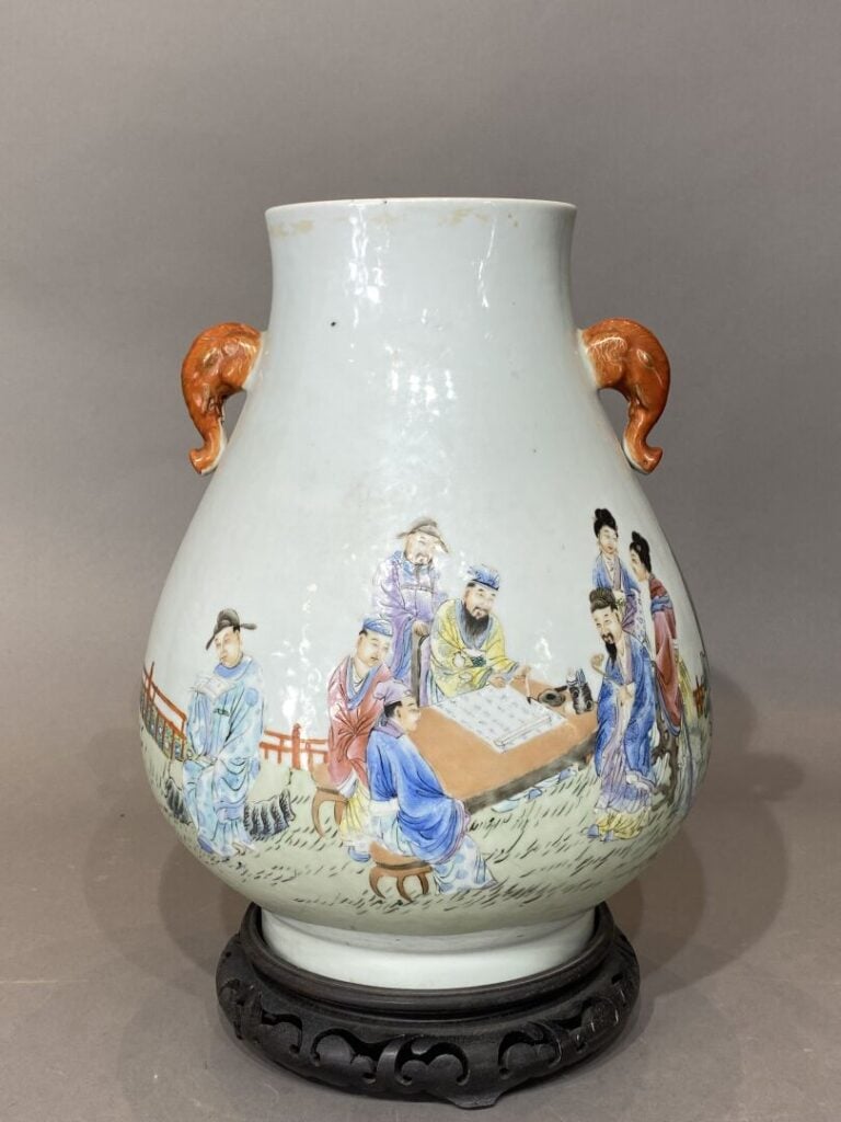 Chine - Vase balustre en céramique émaillée dans le style de la famille rose à…