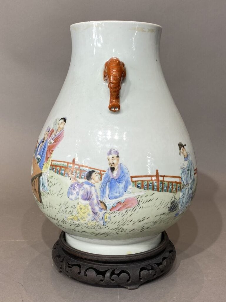 Chine - Vase balustre en céramique émaillée dans le style de la famille rose à…