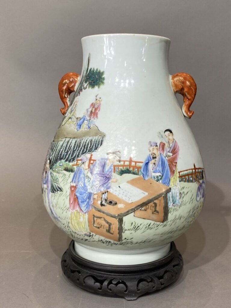 Chine - Vase balustre en céramique émaillée dans le style de la famille rose à…