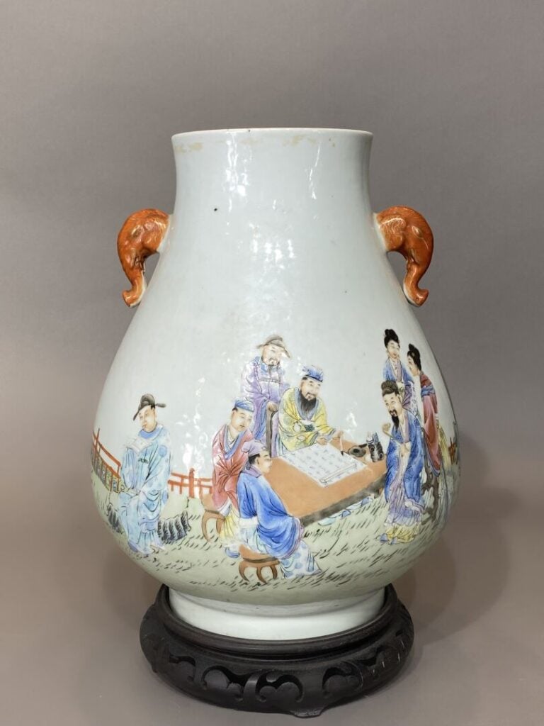 Chine - Vase balustre en céramique émaillée dans le style de la famille rose à…