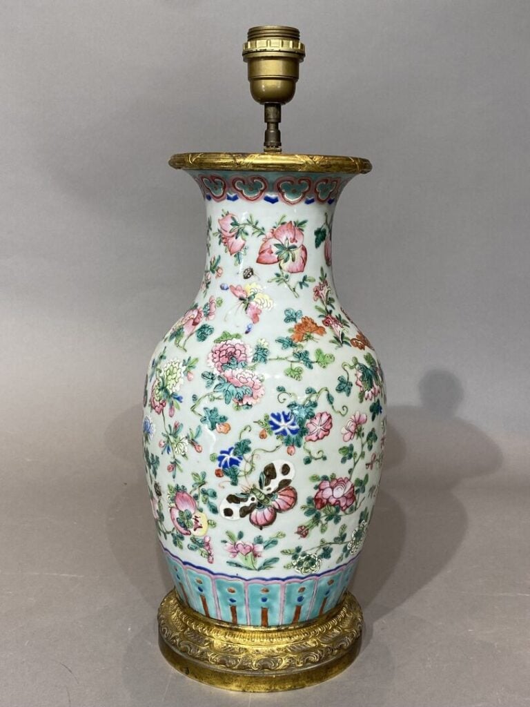 Chine - Vase balustre en céramique émaillée sur fond céladon à décor de papillo…
