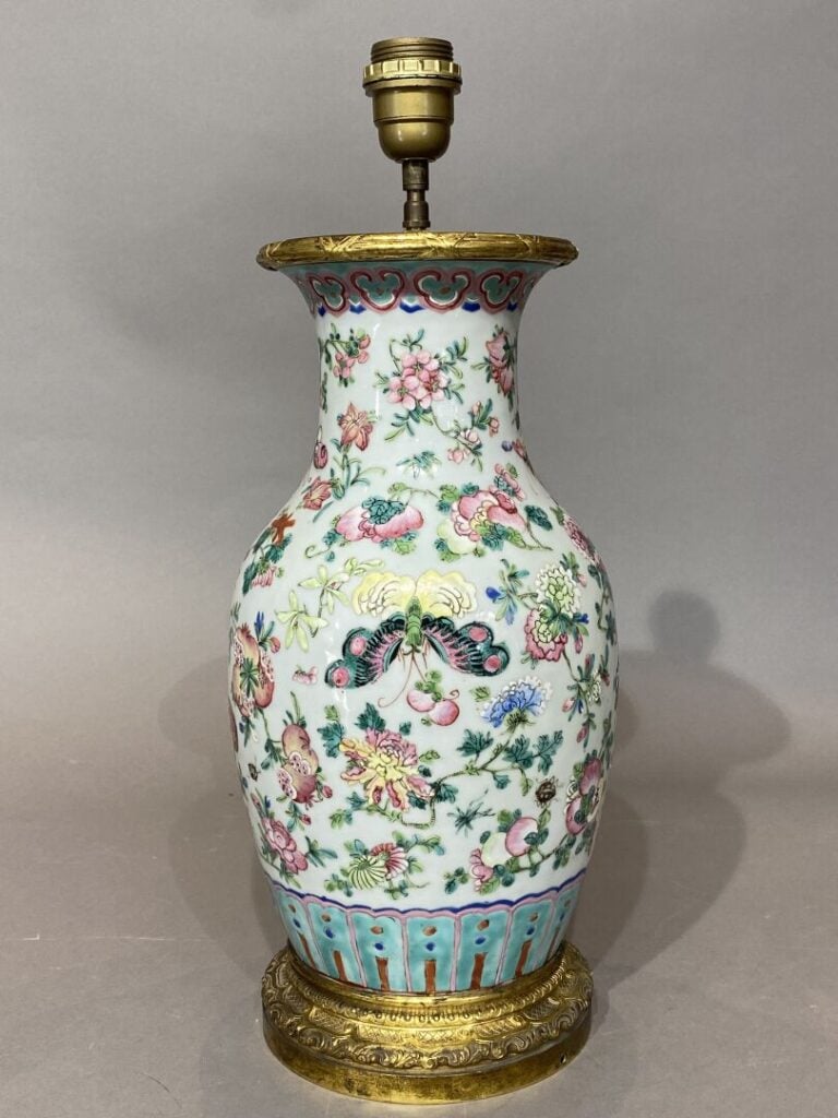 Chine - Vase balustre en céramique émaillée sur fond céladon à décor de papillo…