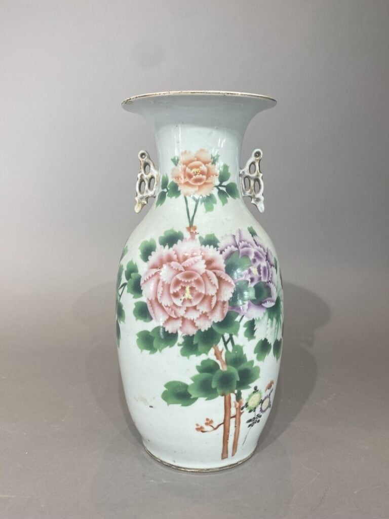 Chine - Vase balustre en porcelaine à décor de pivoines et poème au dos - H: 42…