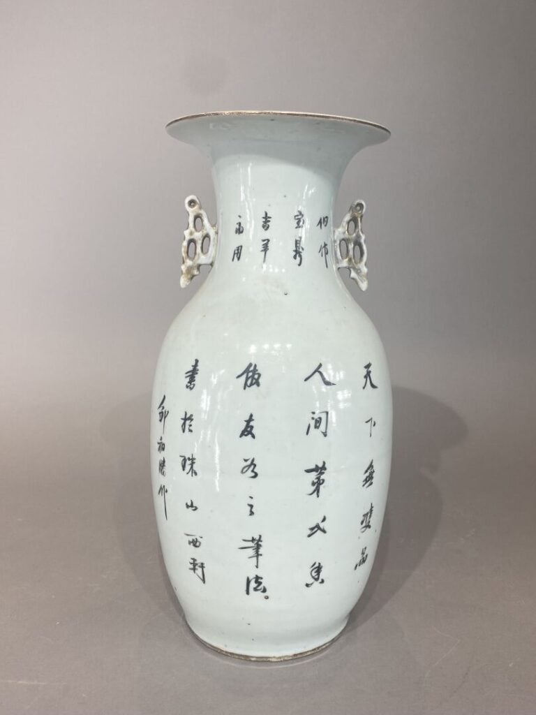 Chine - Vase balustre en porcelaine à décor de pivoines et poème au dos - H: 42…