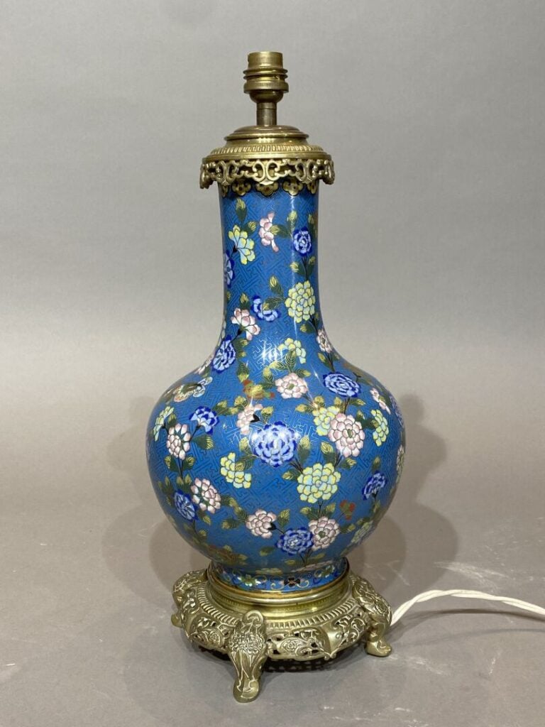 Chine - Vase de forme bouteille en émaux cloisonnés à décor de pivoines et papi…