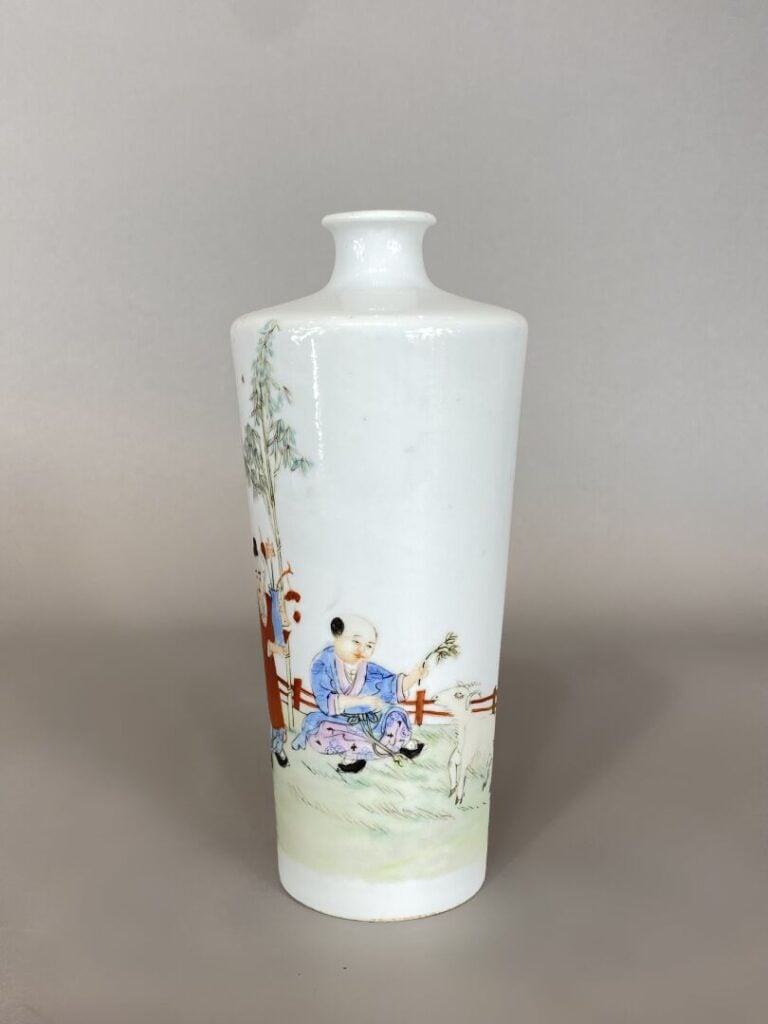 Chine - Vase de forme rouleau légèrement évasé à col étroit en porcelaine à déc…