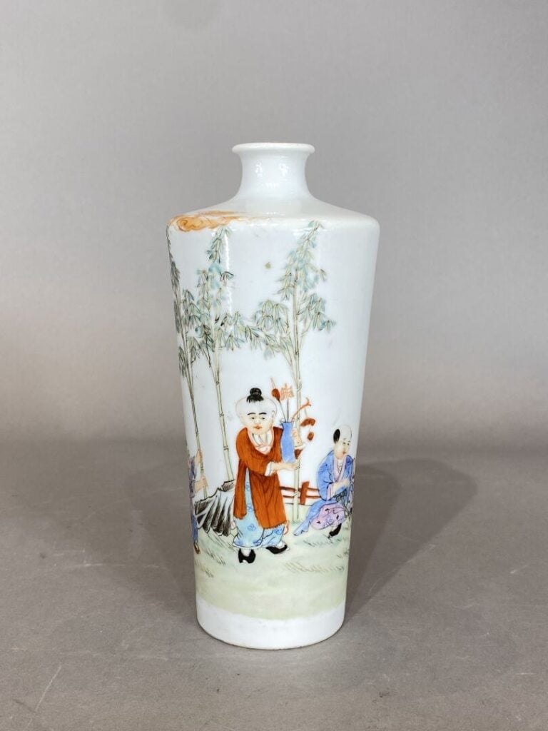 Chine - Vase de forme rouleau légèrement évasé à col étroit en porcelaine à déc…