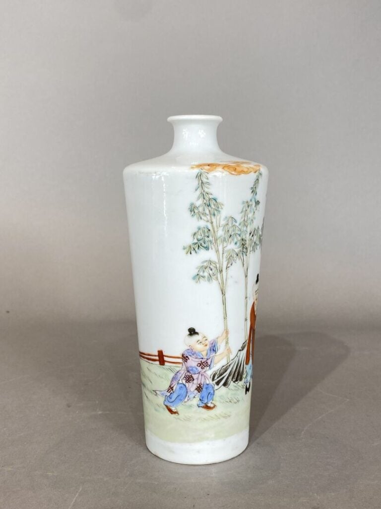 Chine - Vase de forme rouleau légèrement évasé à col étroit en porcelaine à déc…