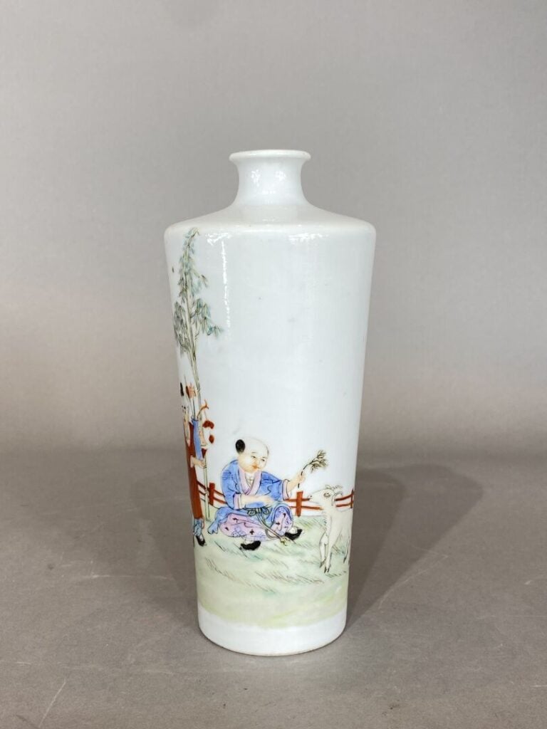 Chine - Vase de forme rouleau légèrement évasé à col étroit en porcelaine à déc…
