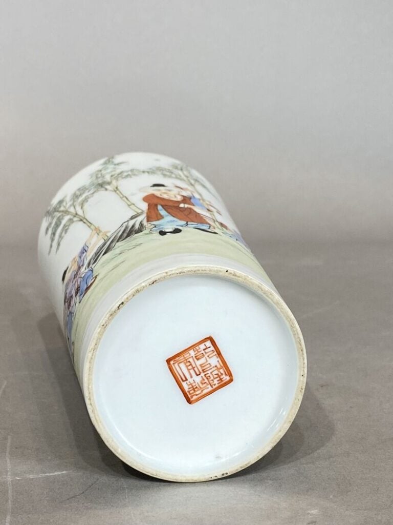 Chine - Vase de forme rouleau légèrement évasé à col étroit en porcelaine à déc…