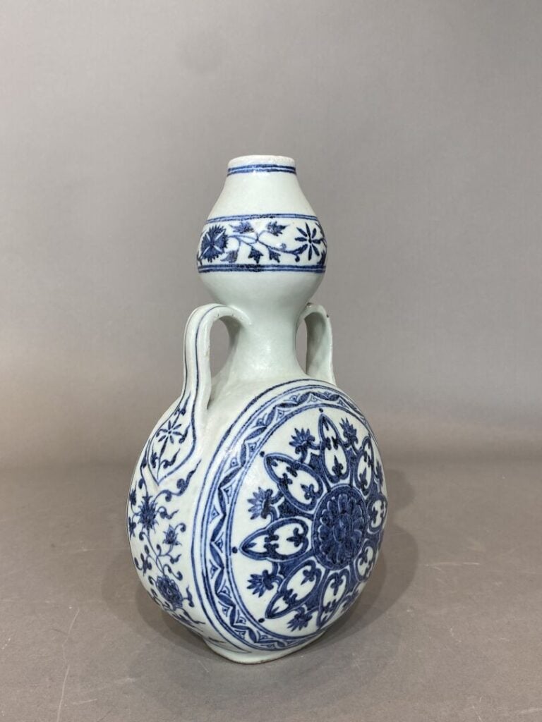 Chine - Vase double gourde en porcelaine bleu blanc à décor de rinceaux et fleu…