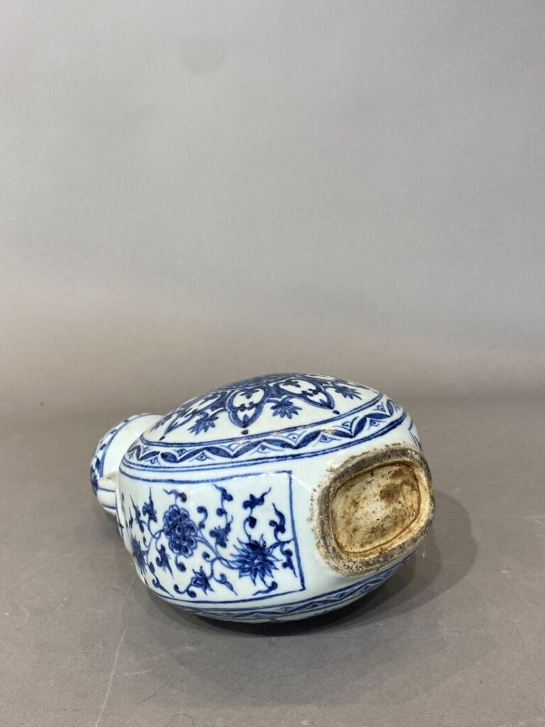 Chine - Vase double gourde en porcelaine bleu blanc à décor de rinceaux et fleu…