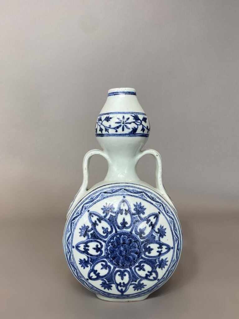 Chine - Vase double gourde en porcelaine bleu blanc à décor de rinceaux et fleu…