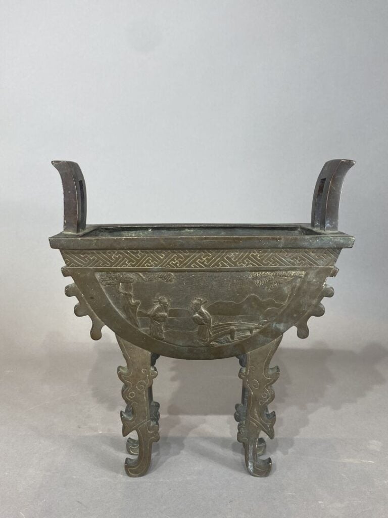 Chine - Vase en bronze dans le style archaïque type Ding à décor de scènes anim…