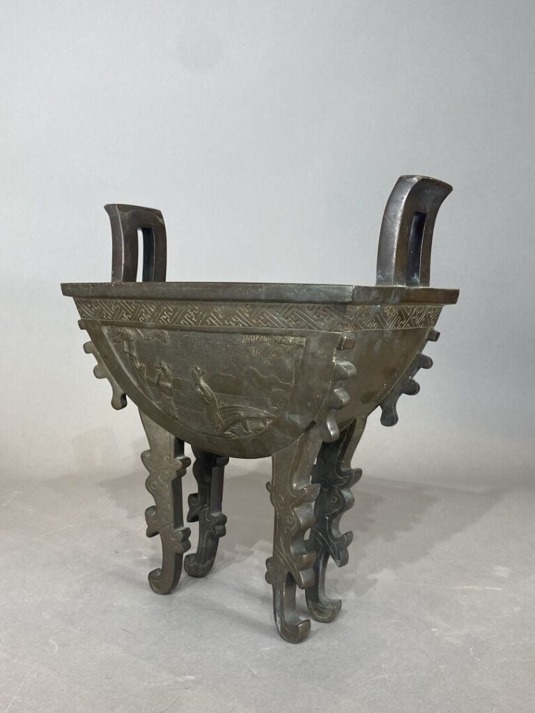 Chine - Vase en bronze dans le style archaïque type Ding à décor de scènes anim…