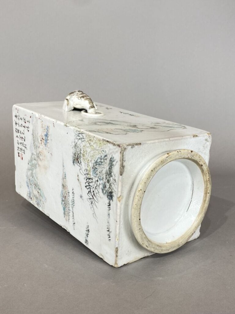 Chine - Vase en porcelaine de type Cong à décor émaillé de grues parmi bambou e…