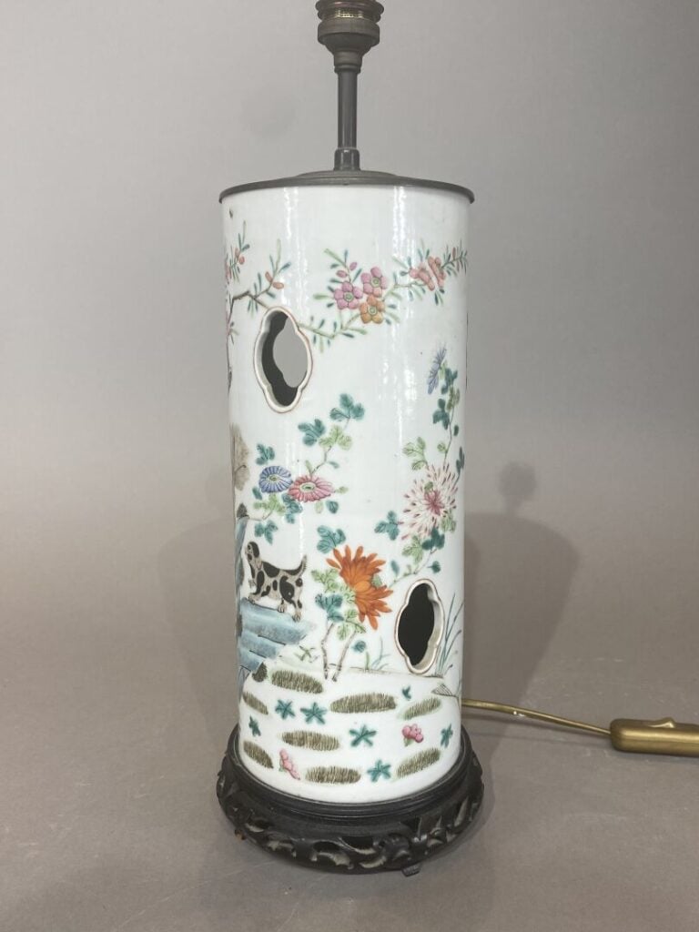 Chine - Vase rouleau à décor émaillé de chiens sur des rochers percés entouré d…