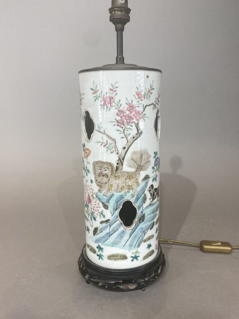 Chine - Vase rouleau à décor émaillé de chiens sur des rochers percés entouré d…